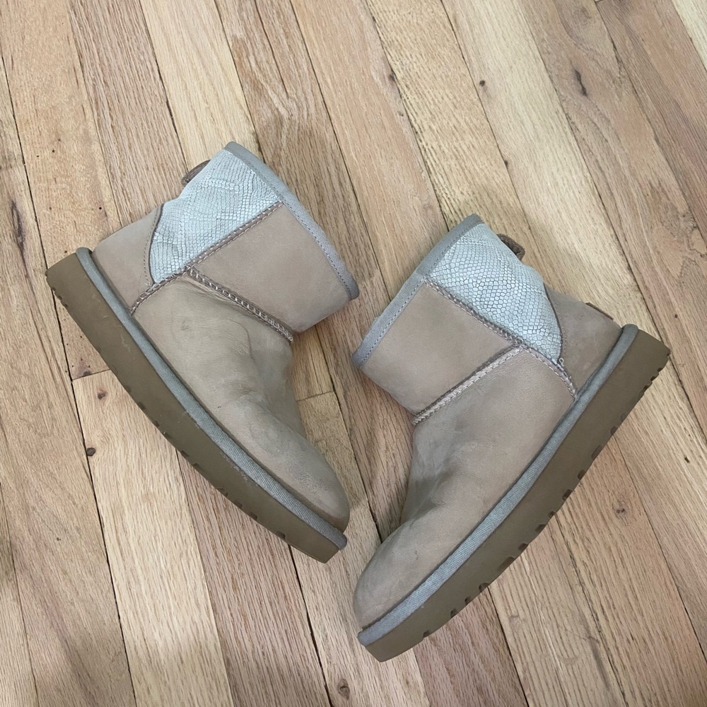 Women’s Classic Mini Snake Ugg Boots Size 6